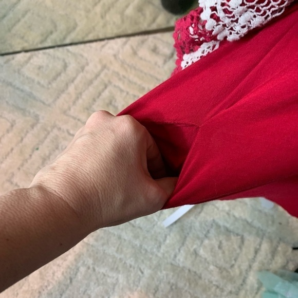 Elegant Red Midi Dress with Lace Trim - Picture 5 of 12